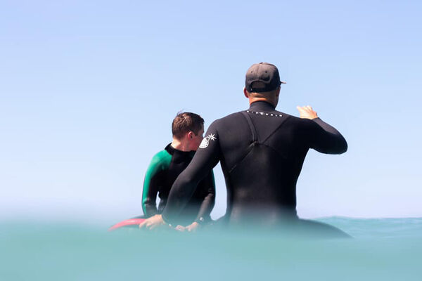 Surf course in Spain for families in El Palmar