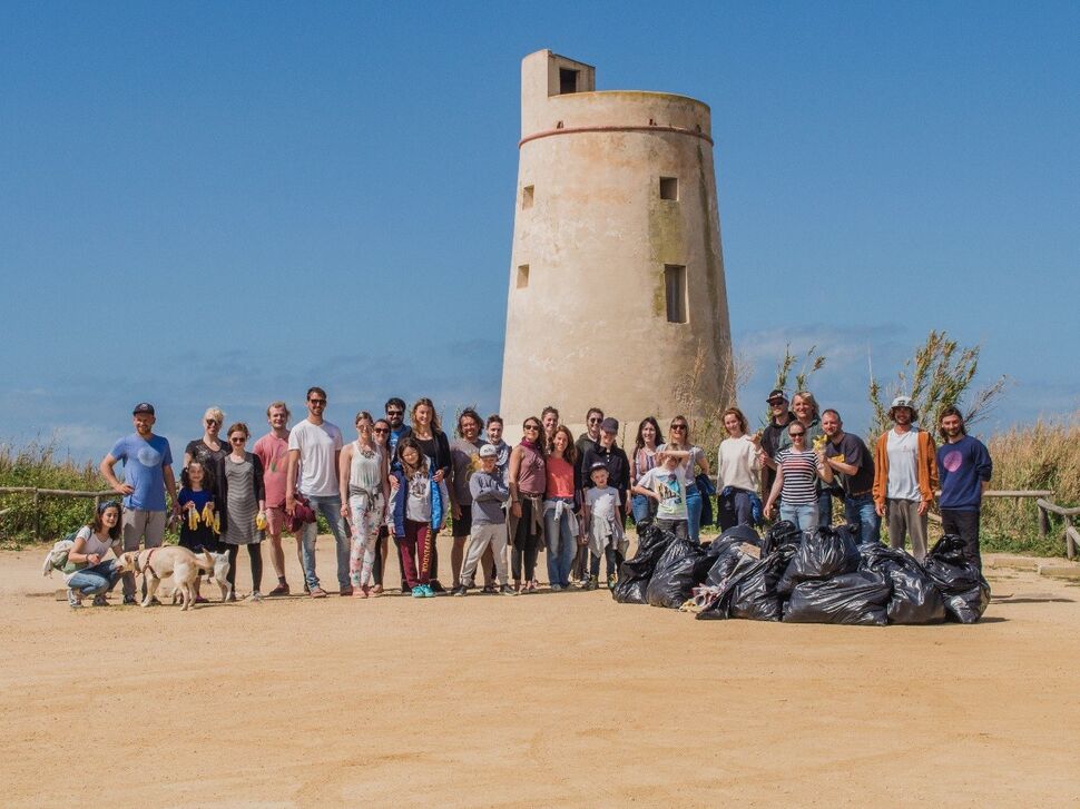  Sustainability in surfing with beach cleaning in El Palmar