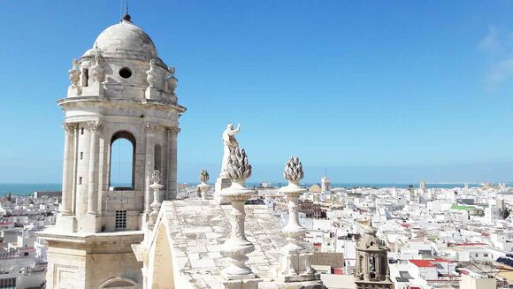 Weiße Häuser in Cadiz als top Sehenswürdigkeiten Andalusien