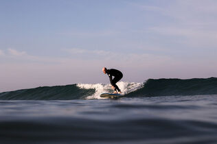 [Translate to Spanisch:] Get the most out of your surfing lesson with the Surf Webcam