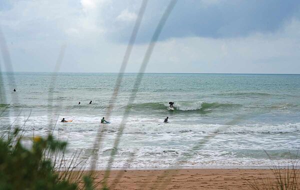 Surfklasse an einem der Surfspots Spanien