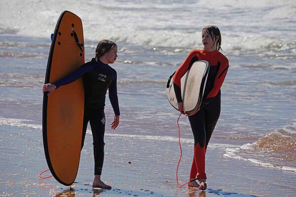 Surf courses for the whole family in the A-Frame Surfcamp for families in Spain