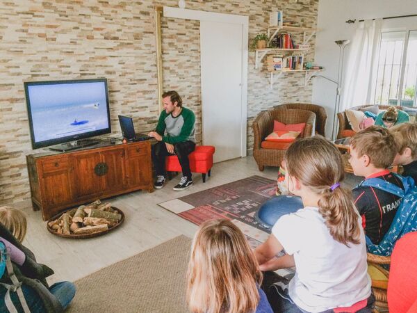 Surf theory and video analysis at surfcamp for families